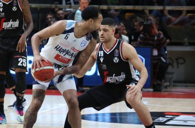 Ky Bowman (Happy Casa Brindisi), Iffe Lundberg (Segafredo Virtus Bologna) tarafından İtalya Basketbol Şampiyonası maçında engellendi: Segafredo Virtus Bologna - NBB Happy Casa Brindisi - Bologna, 27 Kasım 2022