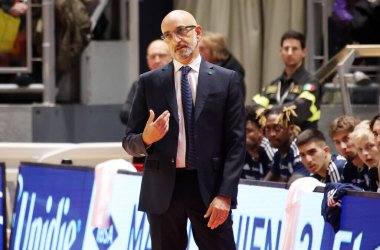 Francesco Vitucci (Happy Casa Brindisi 'nin koçu) İtalya basketbol şampiyonası maçında Segafredo Virtus Bologna' ya karşı. NBB Happy Casa Brindisi - Bologna, 27 Kasım 2022, Paladozza Spor Sarayı - Kredi: Michele Nucci / LiveMedi