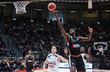 İtalya basketbol şampiyonası maçında Mouhammadou Jaiteh (Segafredo Virtus Bologna), Segafredo Virtus Bologna 'ya karşı. NBB Happy Casa Brindisi - Bologna, 27 Kasım 2022, Paladozza Spor Sarayı - Fotoğraf: Michele Nucci / LiveMedi