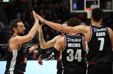 Marco Belinelli (Segafredo Virtus Bologna) ve Ismael Bako (Segafredo Virtus Bologna) İtalya Basketbol Şampiyonası maçında Segafredo Virtus Bologna - NBB Happy Casa Brindisi - Bologna, 27 Kasım 2022 Paladozza Spor Sarayı - Credi