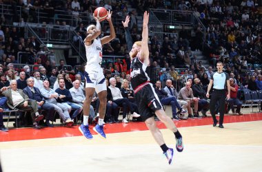 Marquise Reed (Mutlu Casa Brindisi) İtalya Basketbol Şampiyonası karşılaşmasında Niccolo Mannion (Segafredo Virtus Bologna) tarafından engellendi. Segafredo Virtus Bologna - NBB Happy Casa Brindisi - Bologna, 27 Kasım 2022 - 