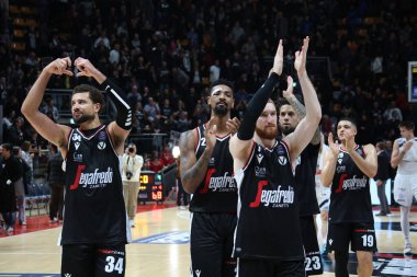 Virtus Bologna takımının oyuncuları, İtalya Basketbol Şampiyonası 'nda oynanan Segafredo Virtus Bologna - NBB Happy Casa Brindisi - Bologna, 27 Kasım 2022, Paladozza Spor Sarayı - Kredi: Michele Nucci / LiveMe