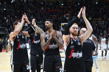 Virtus Bologna takımının oyuncuları, İtalya Basketbol Şampiyonası 'nda oynanan Segafredo Virtus Bologna - NBB Happy Casa Brindisi - Bologna, 27 Kasım 2022, Paladozza Spor Sarayı - Kredi: Michele Nucci / LiveMe