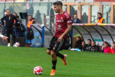 Cicerelli Emanuele Reggina, İtalya 'nın Reggio Calabria şehrindeki Oreste Granillo Stadyumu' nda oynanan İtalyan Serie B karşılaşmasında topu taşıyor.