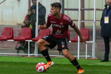 Cicerelli Emanuele Reggina, İtalya 'nın Reggio Calabria şehrindeki Oreste Granillo Stadyumu' nda oynanan İtalyan Serie B karşılaşmasında topu taşıyor.