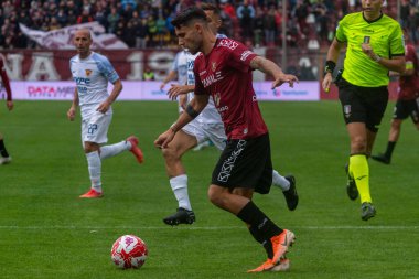 Cicerelli Emanuele Reggina, İtalya 'nın Reggio Calabria şehrindeki Oreste Granillo Stadyumu' nda oynanan İtalyan Serie B karşılaşmasında topu taşıyor.