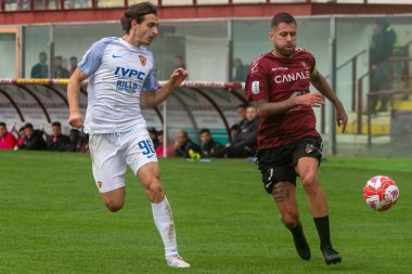 Menez Jeremy Reggina, İtalya 'nın Reggio Calabria şehrindeki Oreste Granillo Stadyumu' nda oynanan İtalyan Serie B karşılaşmasında topu taşıyor.