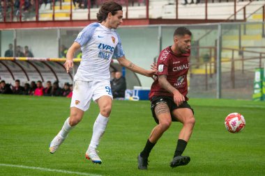 Menez Jeremy Reggina, İtalya 'nın Reggio Calabria şehrindeki Oreste Granillo Stadyumu' nda oynanan İtalyan Serie B karşılaşmasında topu taşıyor.