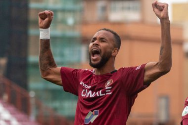 Hernani Azevedo Reggina, 27 Kasım 2022 'de İtalya' nın Reggio Calabria şehrindeki Oreste Granillo Stadyumu 'nda oynanan İtalyan Serie B karşılaşmasında gol 1-0' lık galibiyetini kutluyor.