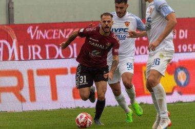 Canotto Luigi Reggina, İtalya 'nın Reggio Calabria şehrindeki Oreste Granillo Stadyumu' nda oynanan İtalya Serie B karşılaşmasında topu taşıyor.