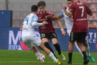 Fabbian Giovanni Reggina, İtalya 'nın Reggio Calabria şehrindeki Oreste Granillo Stadyumu' nda oynanan İtalyan Serie B karşılaşmasında topu taşıyor.