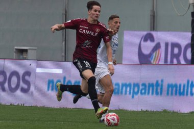 Fabbian Giovanni Reggina, İtalya 'nın Reggio Calabria şehrindeki Oreste Granillo Stadyumu' nda oynanan İtalyan Serie B karşılaşmasında topu taşıyor.