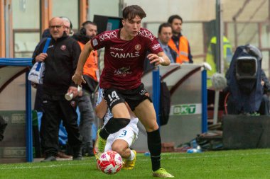 Fabbian Giovanni Reggina, İtalya 'nın Reggio Calabria şehrindeki Oreste Granillo Stadyumu' nda oynanan İtalyan Serie B karşılaşmasında topu taşıyor.