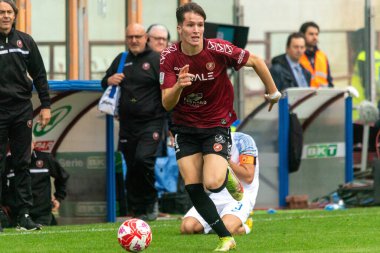 Fabbian Giovanni Reggina, İtalya 'nın Reggio Calabria şehrindeki Oreste Granillo Stadyumu' nda oynanan İtalyan Serie B karşılaşmasında topu taşıyor.