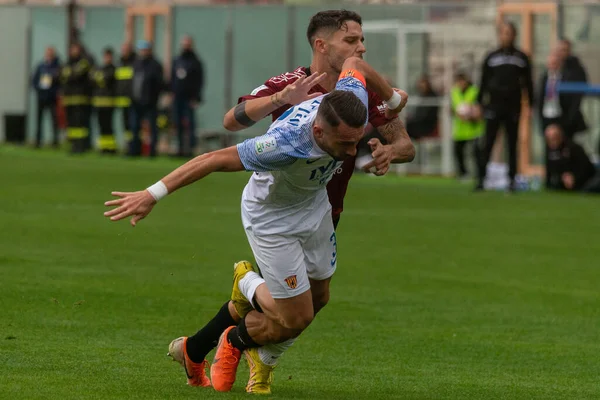Gaetano Letizia Benevento Entravé Par Cicerelli Emanuele Reggina Lors Match — Photo
