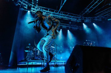 Masego, 28 Kasım 2022 'de İtalya, Milano' daki Fabrika 'daki Music Concert Masego sahnesinde.