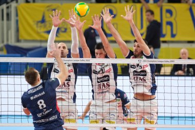 ITAS Trentino ile Matey Kaziyski - ITAS Trentino ve Srecko Lisinac - CEV Şampiyonlar Ligi voleybol maçı sırasında ITAS Trentino ile Zaksa K? dzierzyn-Kozle ile İtalya 'nın Trento kentindeki BLM Group Arena' da, 29 Kasım 2022