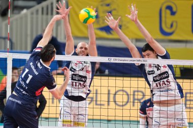 Blok: Riccardo Sbertoli - ITAS Trentino - CEV Şampiyonlar Ligi voleybol maçı sırasında ITAS Trentino - Zaksa K? dzierzyn-Kozle - İtalya 'nın Trento kentindeki BLM Group Arena' da, 29 Kasım 2022