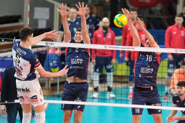 Blok: Lukasz Kaczmarek - CEV Şampiyonlar Ligi voleybol maçı sırasında Grupa Azoty ZAKSA Kedzierzyn-Kozle - ITAS Trentino - Zaksa K? dzierzyn-Kozle - İtalya 'nın Trento kentindeki BLM Group Arena' da, 29 Kasım 2022