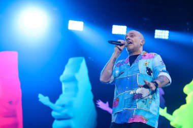 Max Pezzali 30 Kasım 2022 tarihinde Mediolanum Forum 'da Max30 Nei Palasport 2022' de canlı performans sergiliyor.