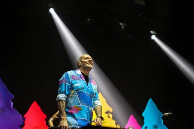 Max Pezzali 30 Kasım 2022 tarihinde Mediolanum Forum 'da Max30 Nei Palasport 2022' de canlı performans sergiliyor.