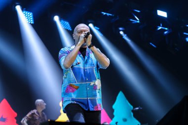 Max Pezzali 30 Kasım 2022 tarihinde Mediolanum Forum 'da Max30 Nei Palasport 2022' de canlı performans sergiliyor.