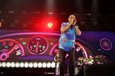 Max Pezzali 30 Kasım 2022 tarihinde Mediolanum Forum 'da Max30 Nei Palasport 2022' de canlı performans sergiliyor.