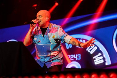 Max Pezzali 30 Kasım 2022 tarihinde Mediolanum Forum 'da Max30 Nei Palasport 2022' de canlı performans sergiliyor.