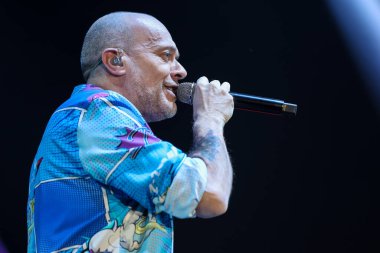 Max Pezzali 30 Kasım 2022 tarihinde Mediolanum Forum 'da Max30 Nei Palasport 2022' de canlı performans sergiliyor.