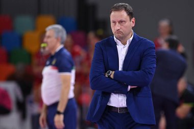 Massimo Bellano (Il Bisonte Firenze 'nin baş antrenörü) İtalyan Serisi A1 Kadınlar karşılaşmasında Il Bisonte Firenze ile Bartoccini-Fortinfissi Perugia arasında 27 Kasım 2022' de Floransa 'da oynanan Pala Wanny' de oynanmıştır.