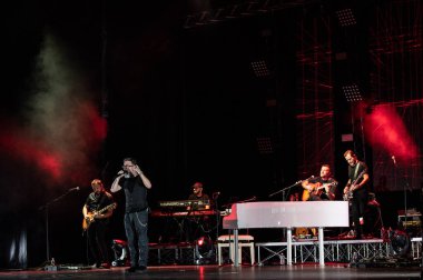 Marco Masini İtalyan müzik konseri sırasında grubuyla birlikte sahnede - Ti innamorerai di Noi, Bergamo Creberg Tiyatrosu 'nda, İtalya, 01 Aralık 2022 - Fotoğraf: Silvia Colomb