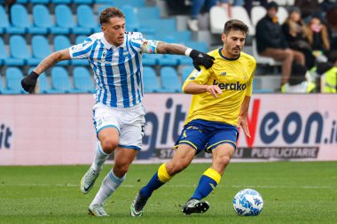 Fabio Gerli (Modena) ve Salvatore Esposito (Spal) İtalya 'nın Ferrara kentindeki Paolo Mazza Stadyumu' nda oynanan İtalyan Serisi B karşılaşmasında SPAL ve Modena FC karşı karşıya geldiler.