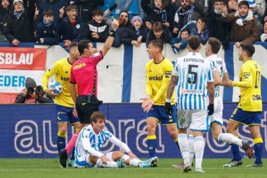 Hakem İtalya 'nın Ferrara kentindeki Paolo Mazza Stadyumu' nda oynanan İtalyan Serie B karşılaşmasında Luca Magnino 'yu uyarır.