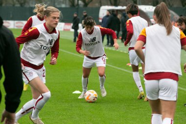 İtalya futbolu sırasındaki Valentina Giacinti ısınma turu (Roma gibi) Serie A Women Milan - AS Roma maçında İtalya 'nın Milano kentindeki Vismara Stadyumu' nda oynanacak.