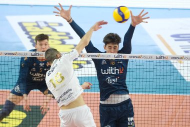 Block of Leandro Mosca - Withu Verona Voleybol İtalya Serie A Men SuperLeague Championship WithU Verona - Emma Villas Aubay Siena 'ya karşı Verona, İtalya' da Pala AGSM-AIM 'de, 4 Aralık 2022