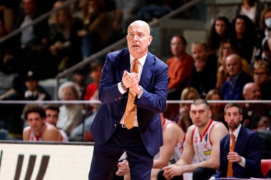 Massimiliano Menetti (Unahotels Reggiana Teknik Direktörü) İtalya Basketbol Şampiyonası sırasında UNAHOTELS Reggio Emilia Pallacanestro Trieste 'ye karşı Reggio Emilia, İtalya' da PalaBigi 'de.