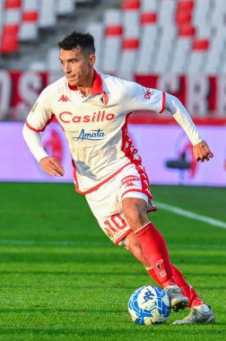 Bari 'den Montero Ruben Botta İtalya' nın Serie B maçında SSC Bari-AC Pisa maçı sırasında İtalya 'nın Bari kentindeki San Nicola stadyumunda oynandı.