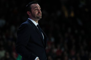 Matt Brase Pallacanestro 'nun baş antrenörü Varese OpenJobMetis A 2022 / 23 sezonluk LBA Lega Basket A 2022 / 23 sezonunda Enerxenia Arena, Varese, İtalya' da oynanan OpenJobMetis Varese ve Virtus Segafredo Bologna maçına bakıyor.