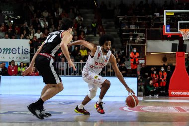 Pallacanestro 'dan Andriu Tomas Woldetensae # 8 numara LBA Lega Basket A 2022 / 23 sezonluk OpenJobMetis Varese ve Virtus Segafredo Bologna arasında oynanan Enerxenia Arena, Varese, İtalya - Cred