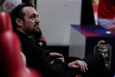 Matt Brase Pallacanestro 'nun baş antrenörü Varese OpenJobMetis A 2022 / 23 sezonluk LBA Lega Basket A 2022 / 23 sezonunda Enerxenia Arena, Varese, İtalya' da oynanan OpenJobMetis Varese ve Virtus Segafredo Bologna maçına bakıyor.