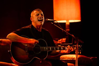 Alex Britti, Tour Sul Divano 'nun Teatro Lirico Giorgio Gaber, Milan, Lombardia, İtalya' daki canlı gösterisi sırasında konser verdi - Fotoğraf: Andrea Diodato / LiveMedi