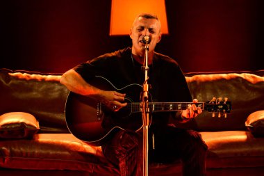 Alex Britti, Tour Sul Divano 'nun Teatro Lirico Giorgio Gaber, Milan, Lombardia, İtalya' daki canlı gösterisi sırasında konser verdi - Fotoğraf: Andrea Diodato / LiveMedi