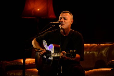 Alex Britti, Tour Sul Divano 'nun Teatro Lirico Giorgio Gaber, Milan, Lombardia, İtalya' daki canlı gösterisi sırasında konser verdi - Fotoğraf: Andrea Diodato / LiveMedi