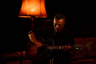 Alex Britti, Tour Sul Divano 'nun Teatro Lirico Giorgio Gaber, Milan, Lombardia, İtalya' daki canlı gösterisi sırasında konser verdi - Fotoğraf: Andrea Diodato / LiveMedi