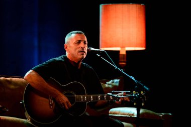 Alex Britti, Tour Sul Divano 'nun Teatro Lirico Giorgio Gaber, Milan, Lombardia, İtalya' daki canlı gösterisi sırasında konser verdi - Fotoğraf: Andrea Diodato / LiveMedi