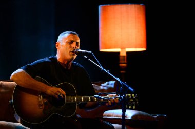 Alex Britti, Tour Sul Divano 'nun Teatro Lirico Giorgio Gaber, Milan, Lombardia, İtalya' daki canlı gösterisi sırasında konser verdi - Fotoğraf: Andrea Diodato / LiveMedi