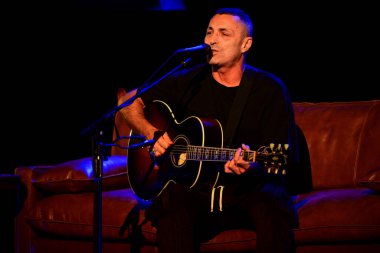 Alex Britti, Tour Sul Divano 'nun Teatro Lirico Giorgio Gaber, Milan, Lombardia, İtalya' daki canlı gösterisi sırasında konser verdi - Fotoğraf: Andrea Diodato / LiveMedi