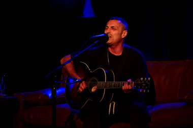 Alex Britti, Tour Sul Divano 'nun Teatro Lirico Giorgio Gaber, Milan, Lombardia, İtalya' daki canlı gösterisi sırasında konser verdi - Fotoğraf: Andrea Diodato / LiveMedi