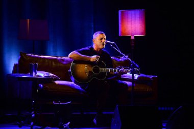 Alex Britti, Tour Sul Divano 'nun Teatro Lirico Giorgio Gaber, Milan, Lombardia, İtalya' daki canlı gösterisi sırasında konser verdi - Fotoğraf: Andrea Diodato / LiveMedi
