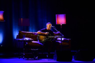 Alex Britti, Tour Sul Divano 'nun Teatro Lirico Giorgio Gaber, Milan, Lombardia, İtalya' daki canlı gösterisi sırasında konser verdi - Fotoğraf: Andrea Diodato / LiveMedi